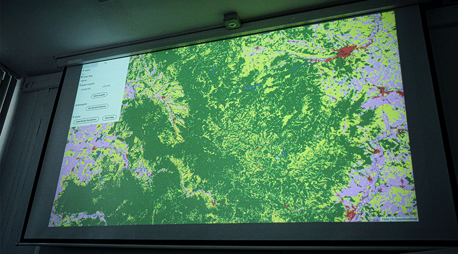 UVT-laboratoare-10 - Sursa de Vest Projected color map on a screen in a dark room, with green vegetation and purple borders, plus a left-side control panel. educativa?