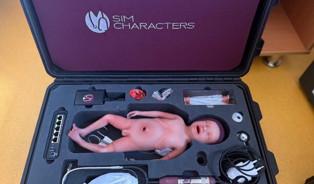 spitalul de copii - Sursa de Vest Neonatal medical training manikin in a molded foam case with accessories like tubing and a stethoscope for teaching skills