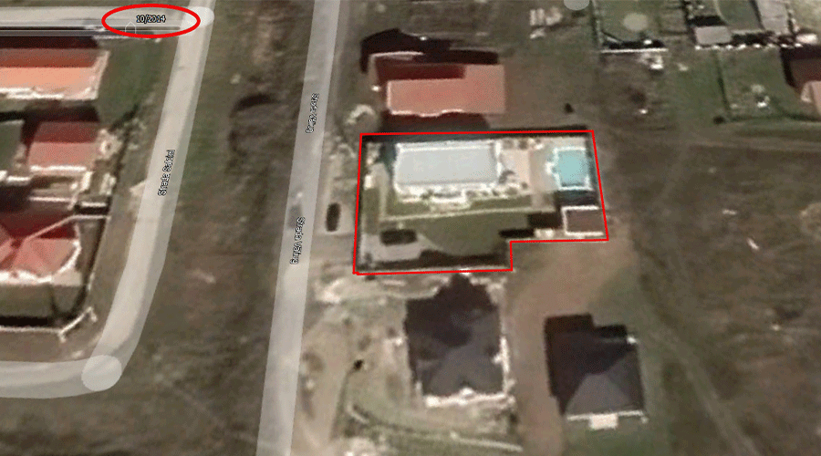 casa-simonis---octombrie-2014 - Sursa de Vest Aerial view of a property outlined in red with a house and backyard pool along a curved street (date 10/2021).