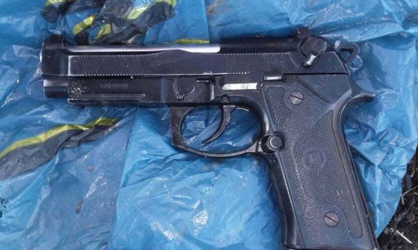 pistol gasit in parcare